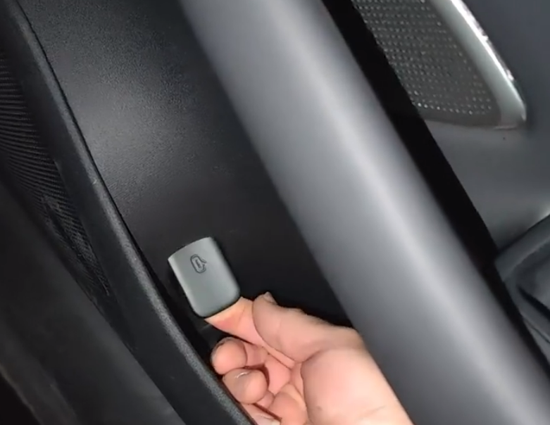 小米su7,手动解锁,紧急断电时解锁方法