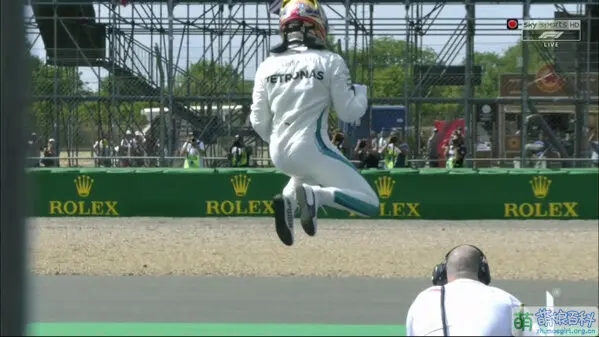 老汉:主场夺杆真的好开心(原梗:屯马线开通真的很兴奋)