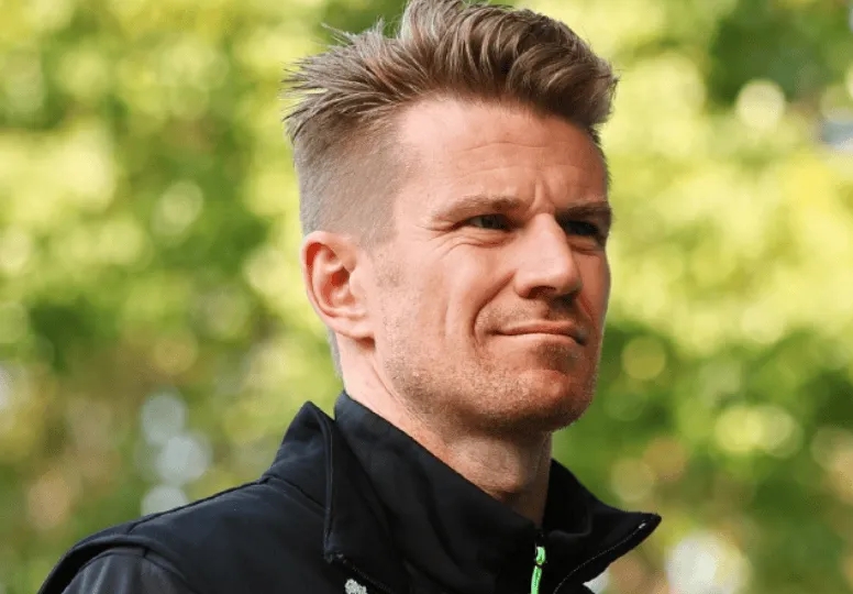 霍肯伯格（2025英国站考古，霍肯伯格终于登上领奖台，但索伯没准备香槟，还是梅奔给的）