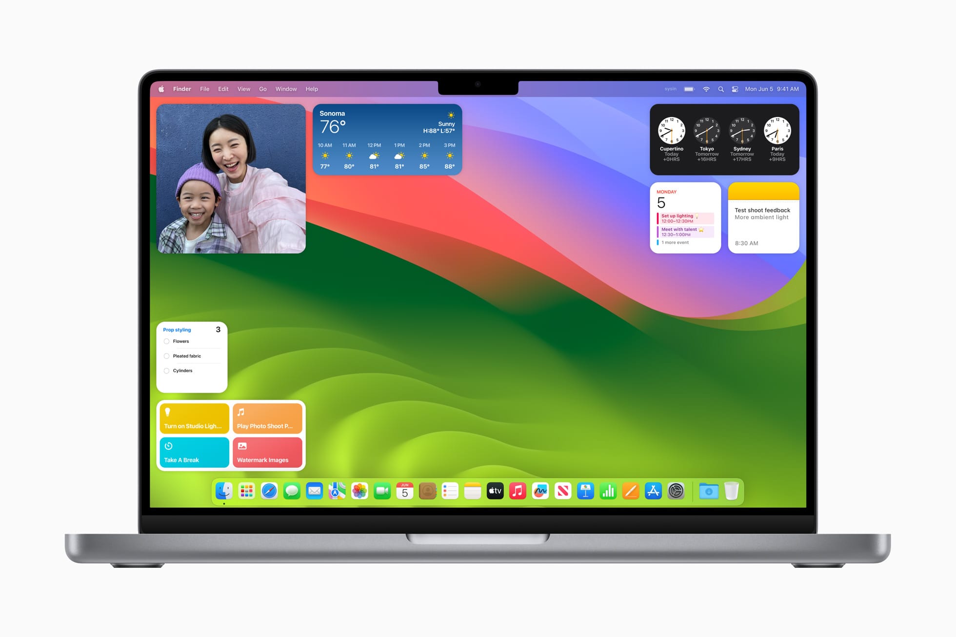 執行 macOS Sonoma 的 MacBook Pro 上展示一系列小元件。