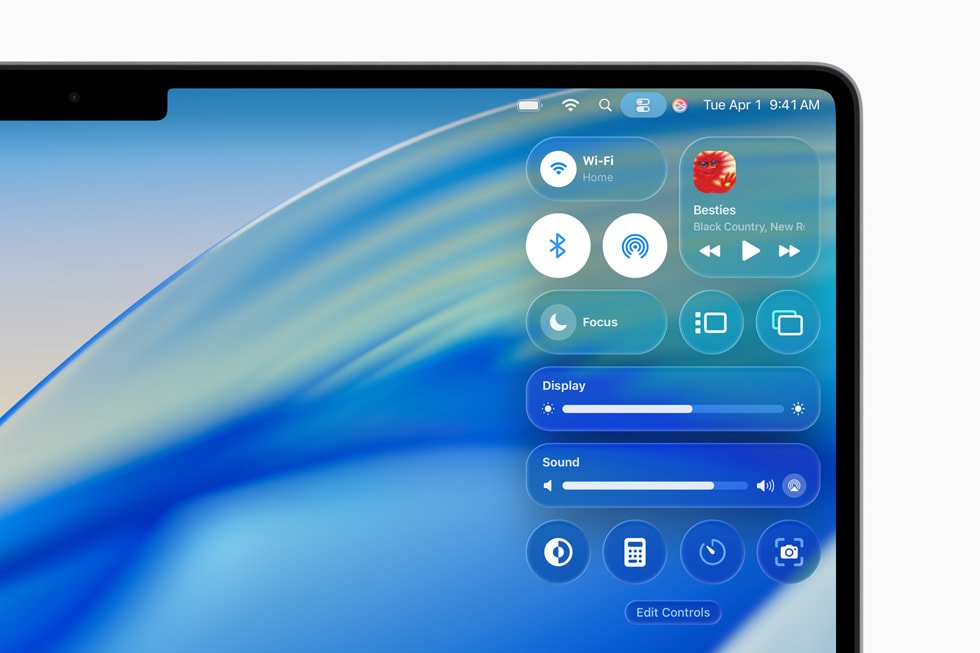 一台 16 英寸 MacBook Pro 上显示着 macOS Tahoe 中设计一新的控制中心。