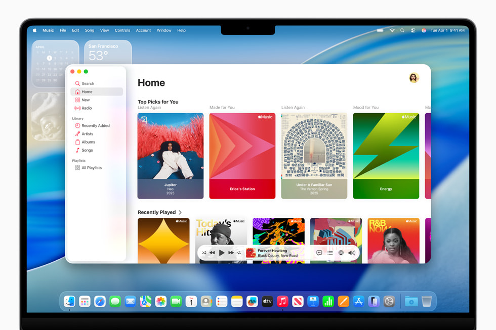 一台 16 英寸 MacBook Pro 上显示着 macOS Tahoe 中设计一新的音乐 app。