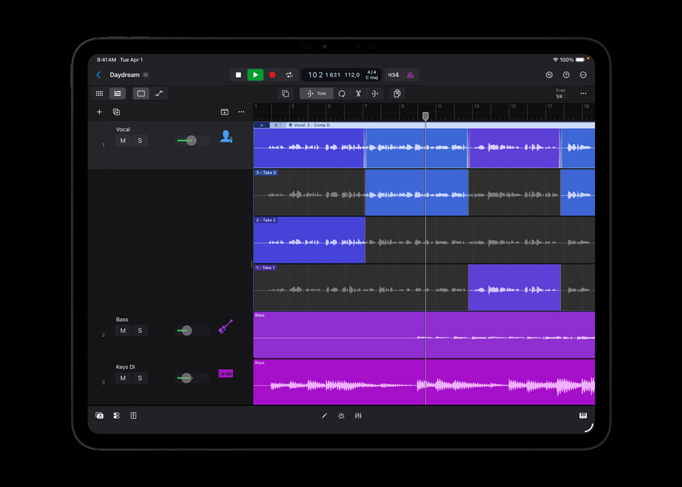 iPad Pro 上显示着 Logic Pro 中的快速扫动合成功能。