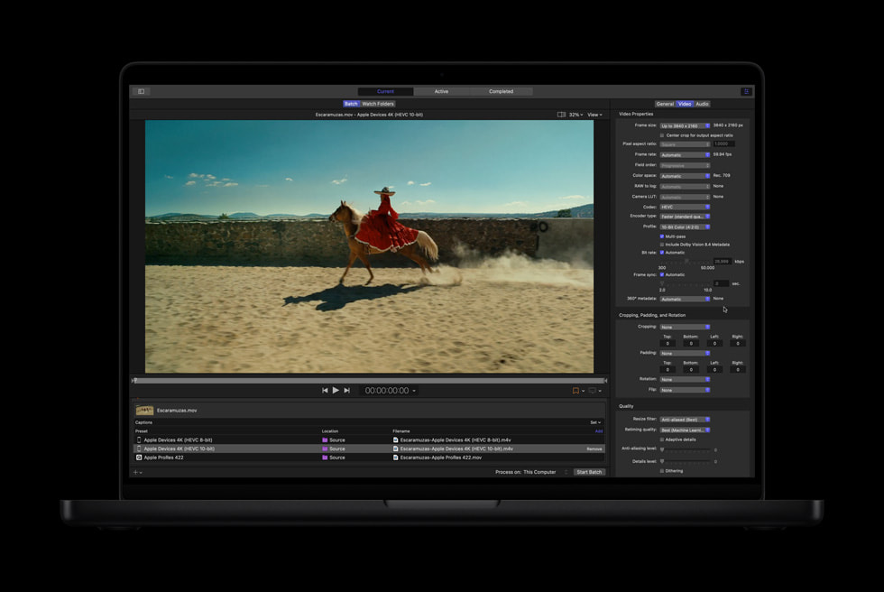 MacBook Pro 上显示着 Compressor 工具。