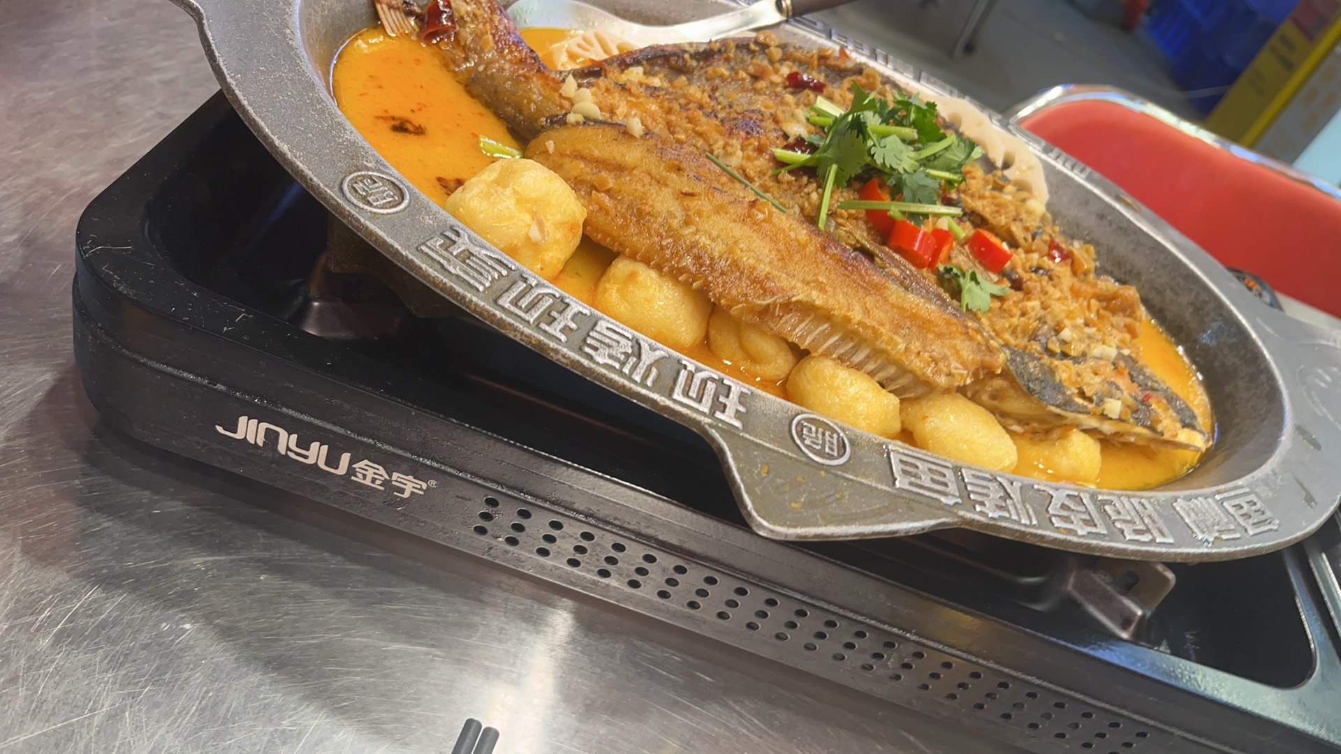 明哥来了，跟明哥去吃烤鱼