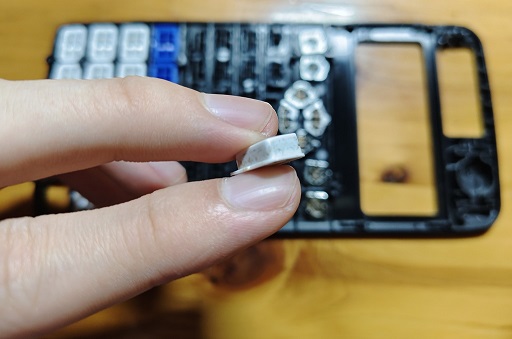 按钮周围裹着灰尘