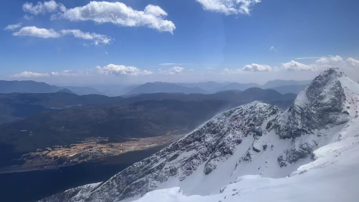 一个 String 对象它被实例化出来之后会存在 JVM 内存的哪个区域呢？