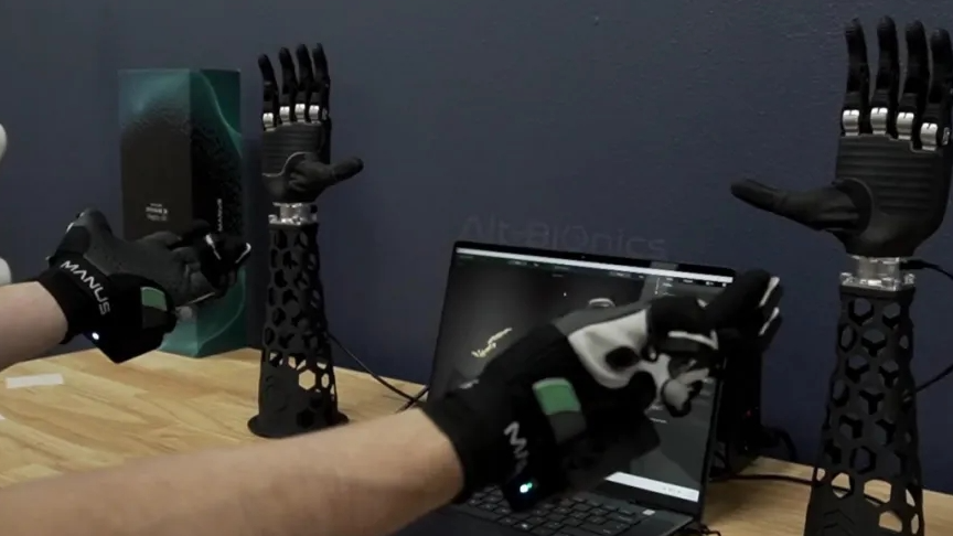 搜维尔科技：引领机器人交互未来！MANUS数据手套解锁精准手部追踪