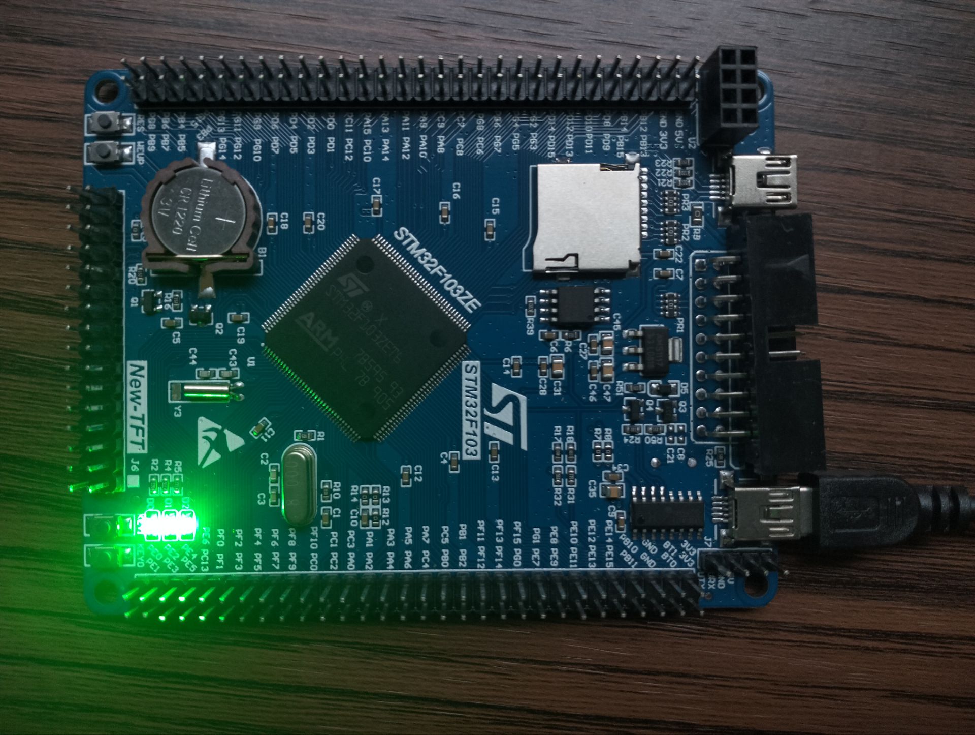 寄存器编程点亮LED灯