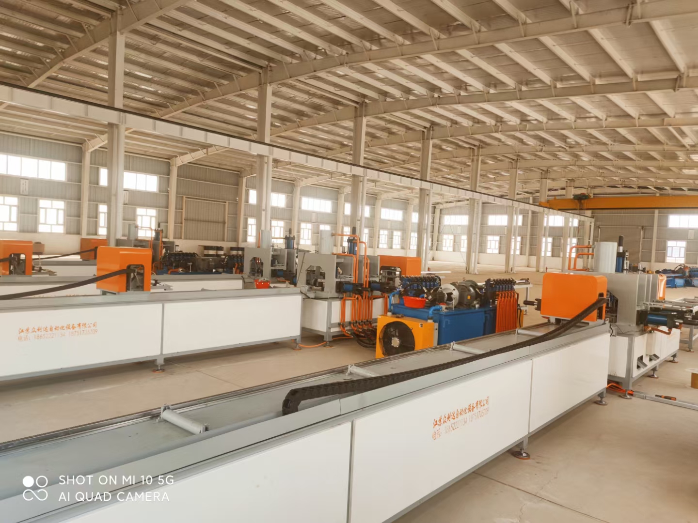 自动化冲孔设备工作场景