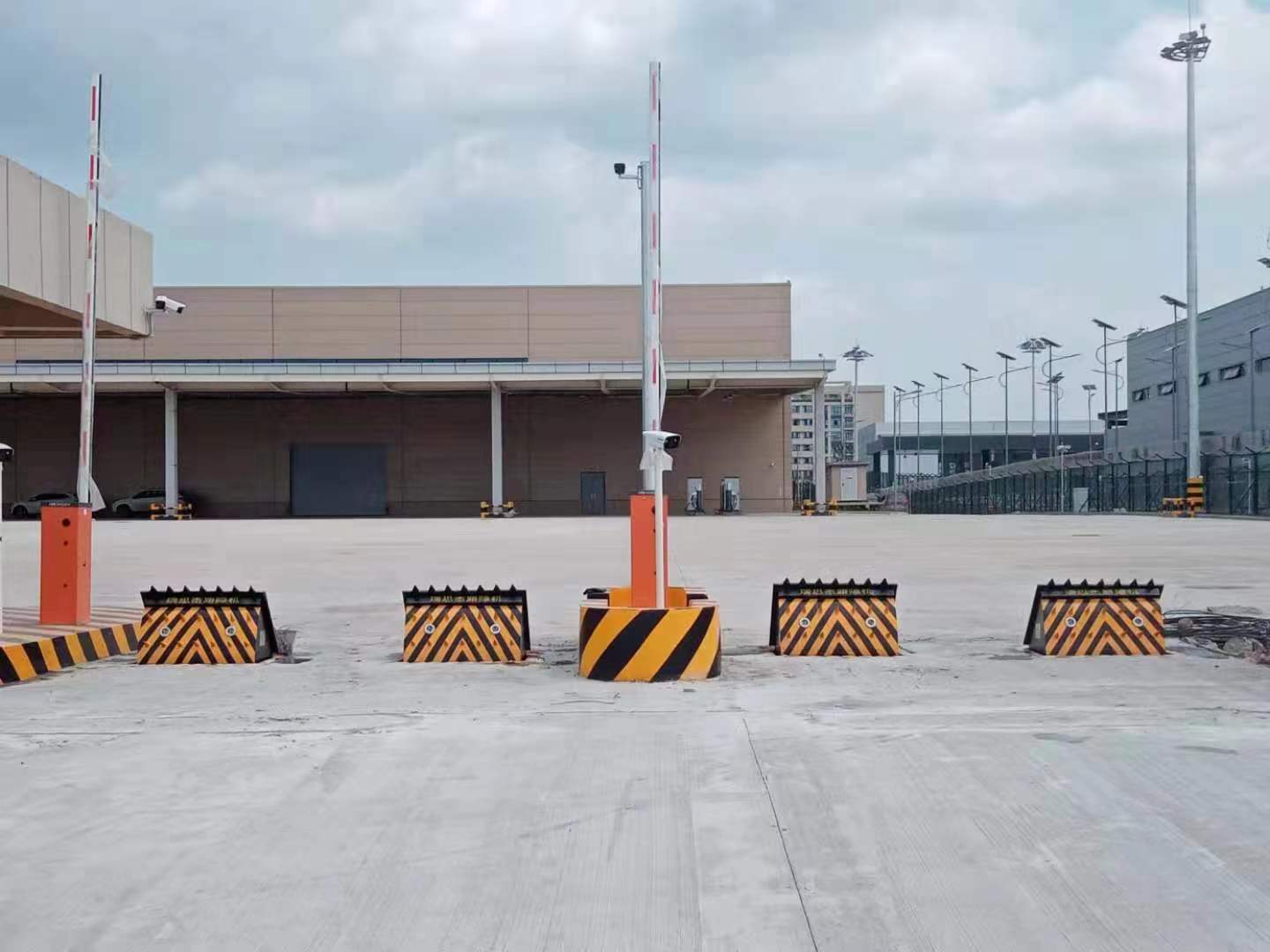 液压翻板路障机产品图