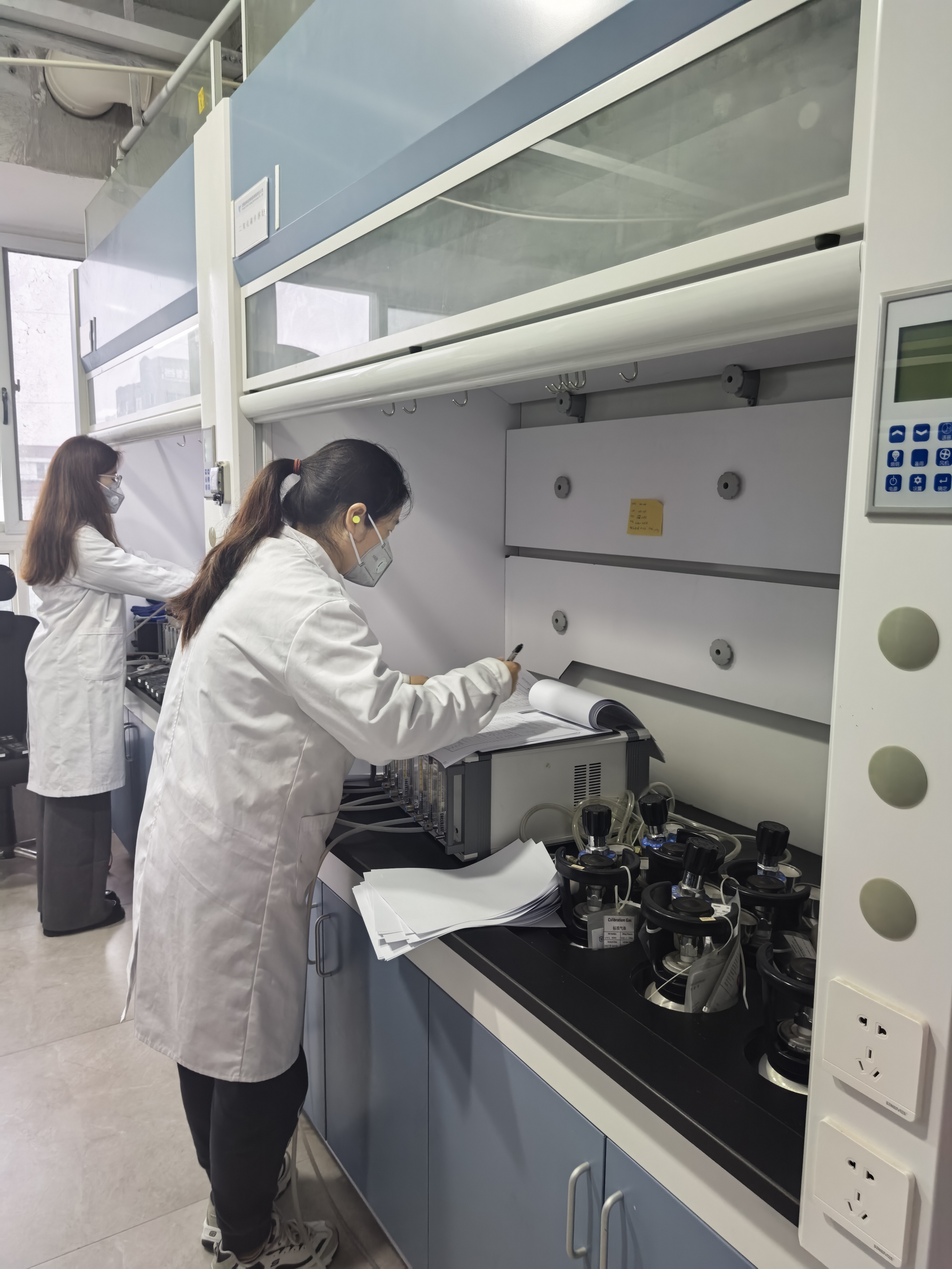 技术人员检测作业