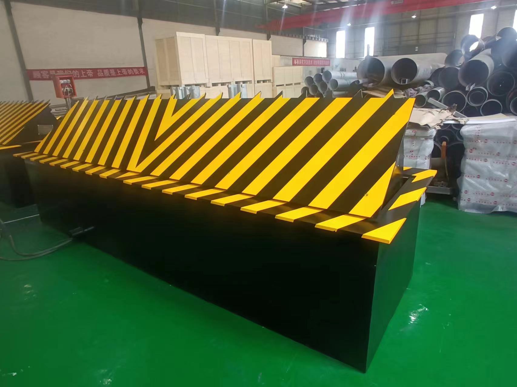 液压翻板路障机工作原理