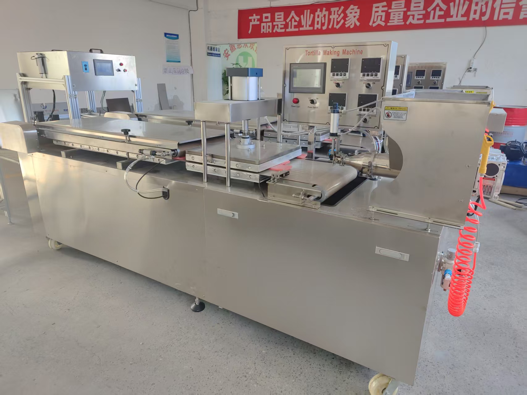 烤鸭饼机生产车间实景