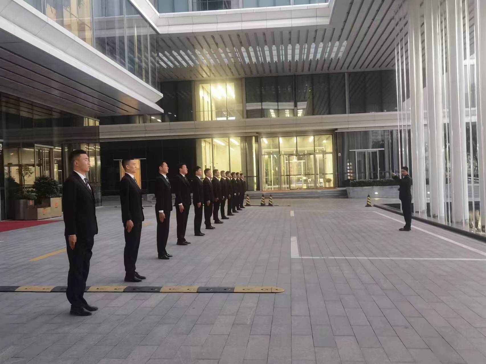 物业保安服务团队工作场景