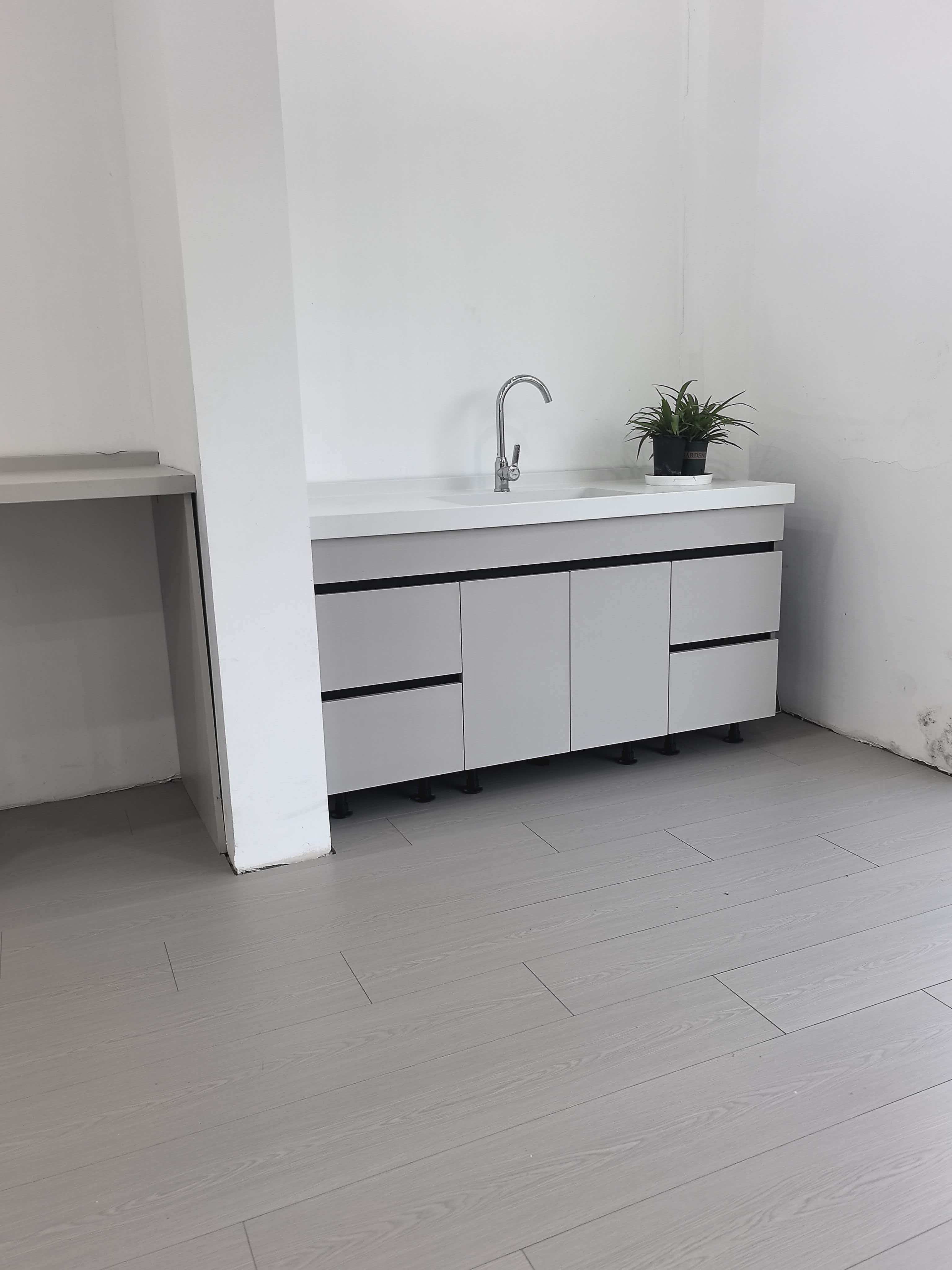 翰王不锈钢浴室柜实景案例，展现其现代简约的设计与出色的防水性能