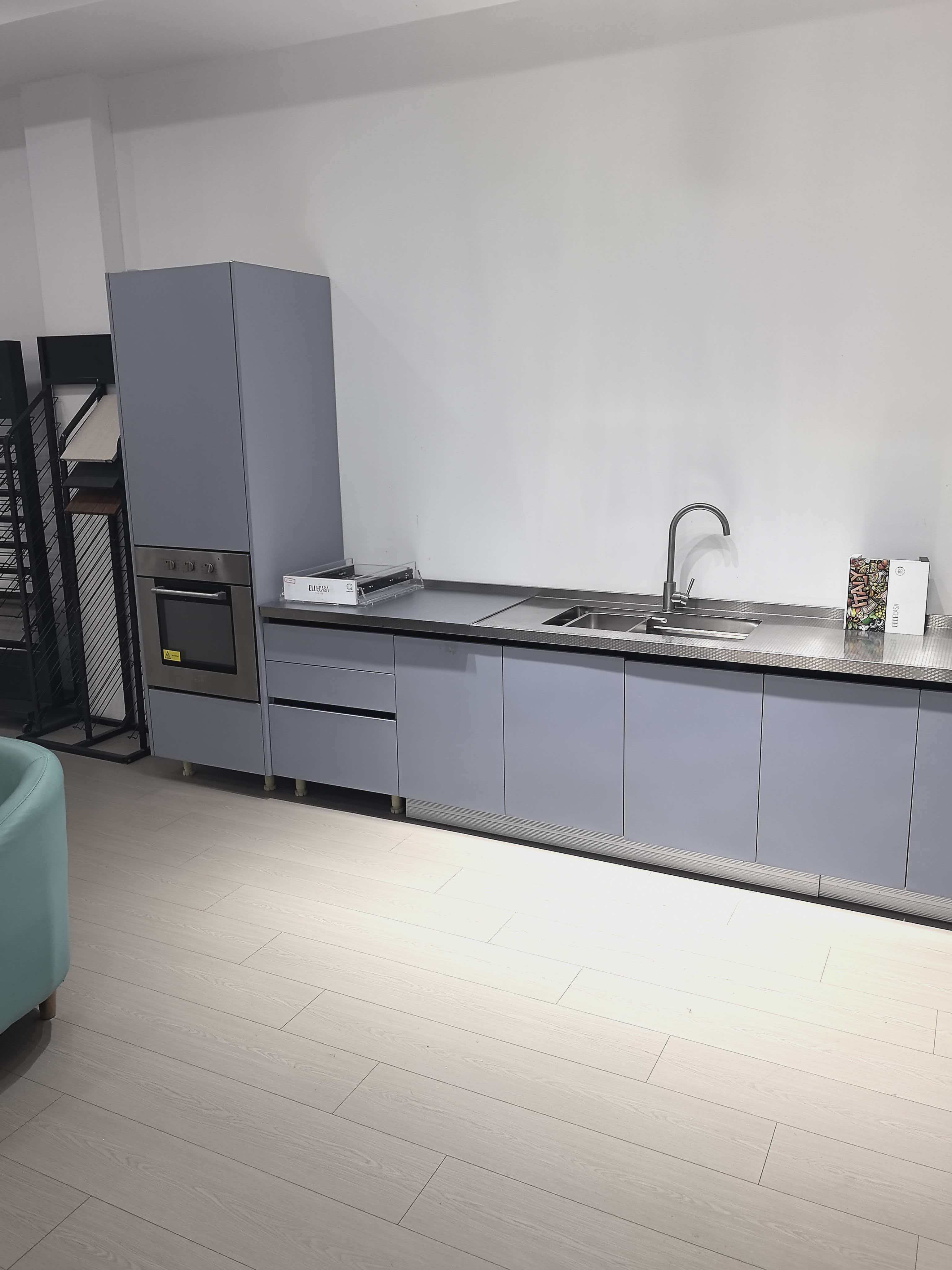 翰王不锈钢浴室柜在卫浴空间中的整体搭配效果，彰显现代简约风格的实用美学