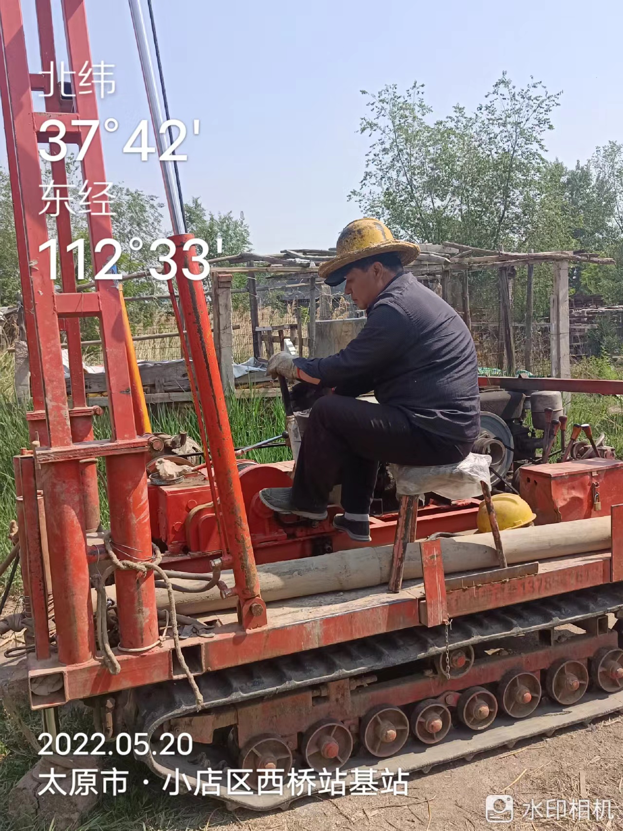 工程技术人员正在进行严谨的室内土工试验