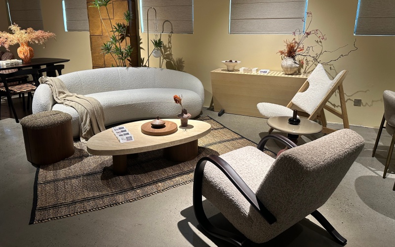 意梵盛栖家居超万平实景展厅中的奶油风客厅展示