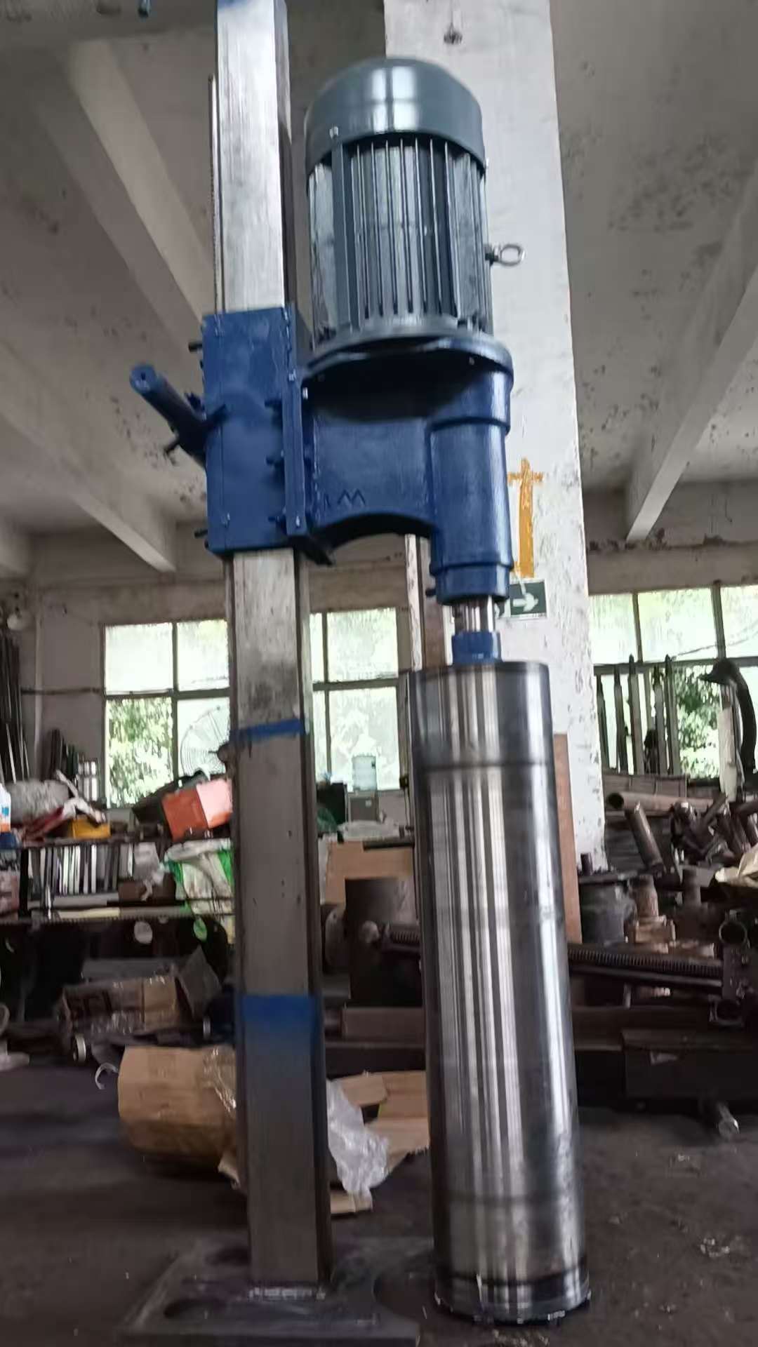 重庆路志旗工程机械有限公司生产车间一角