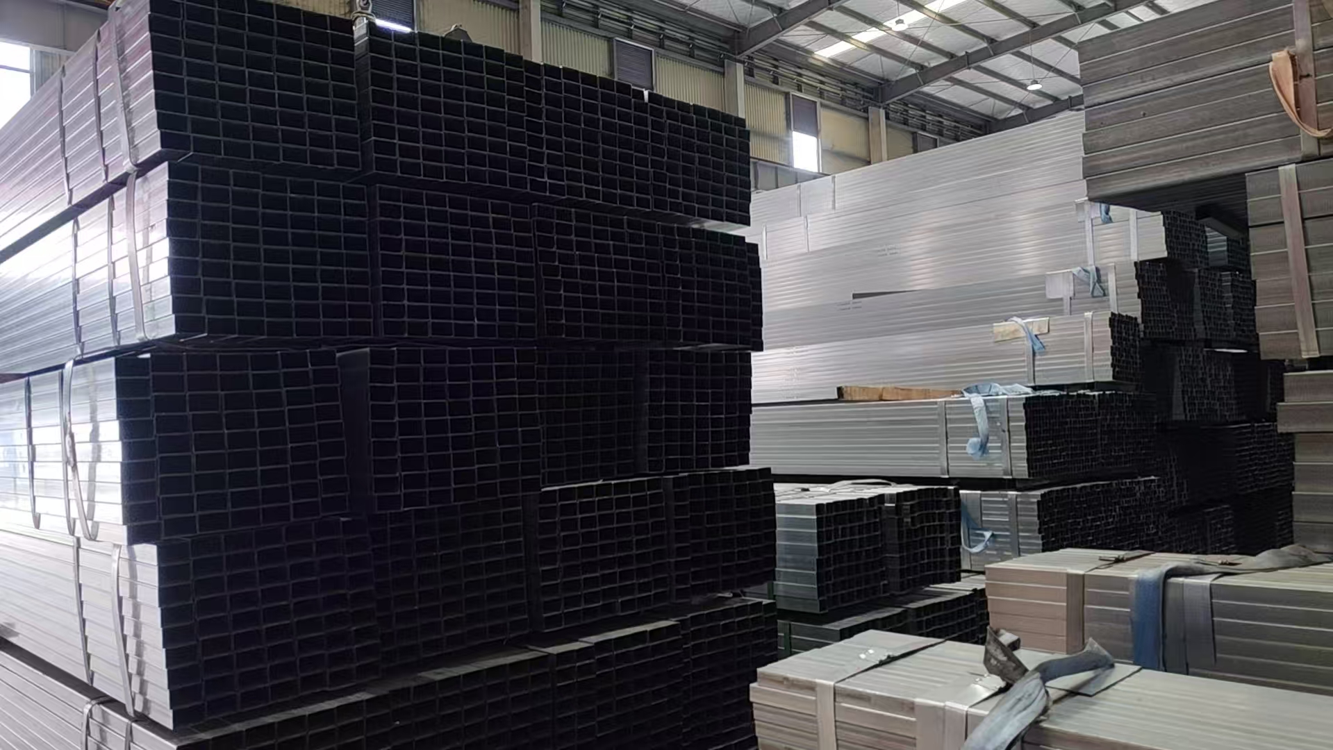 四川省感超越发商贸有限公司仓库现场，各类H型钢码放整齐，品类齐全