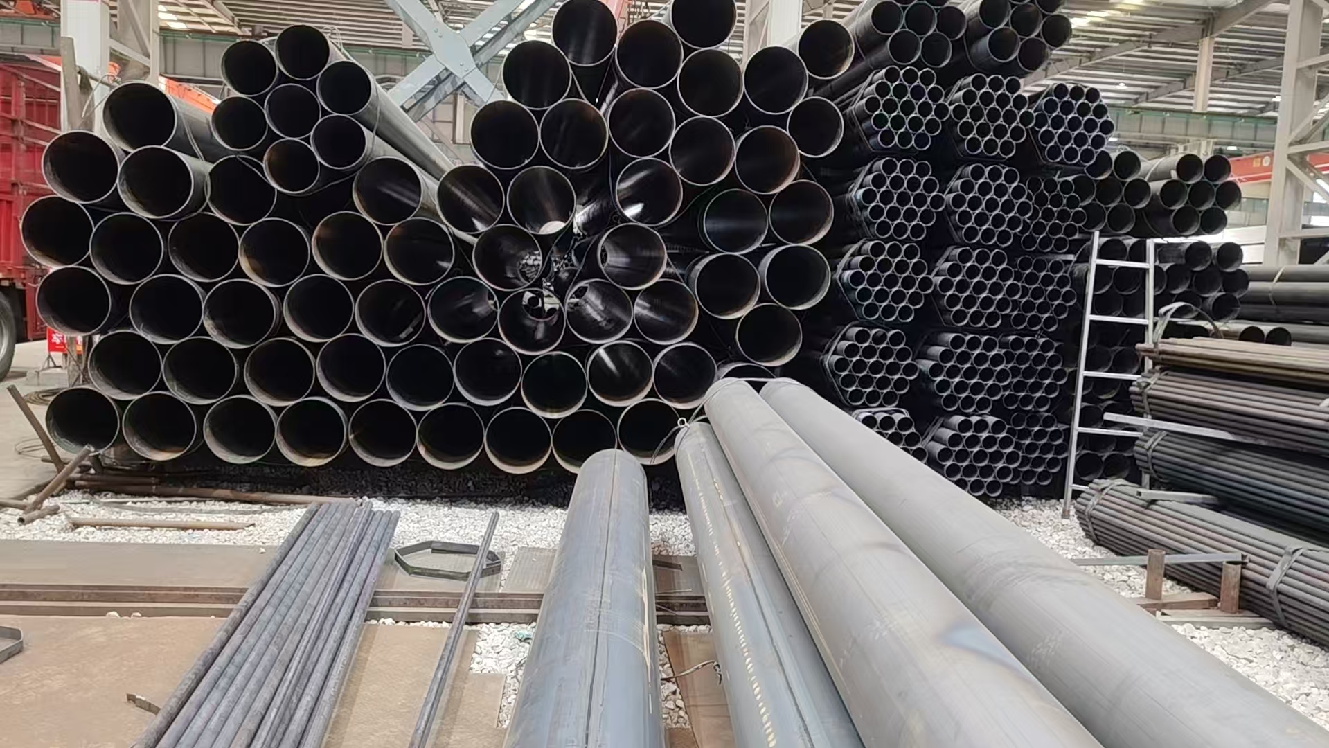 整齐码放的钢材等待配送