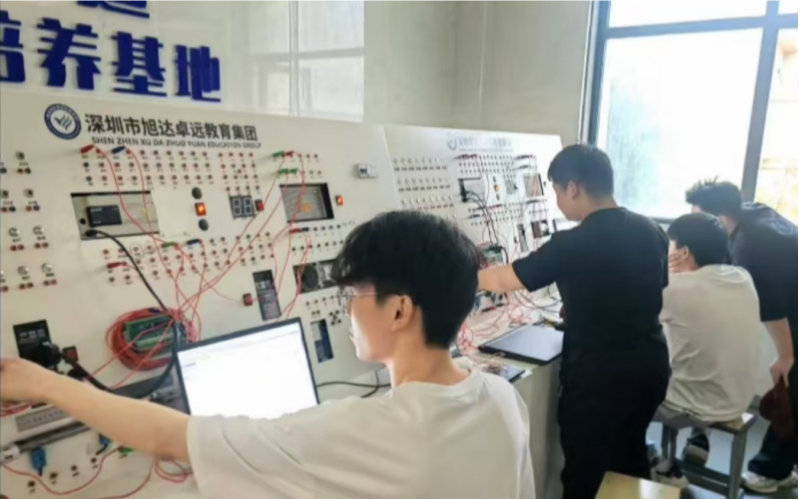 资深讲师一对一指导学员进行PLC编程实操