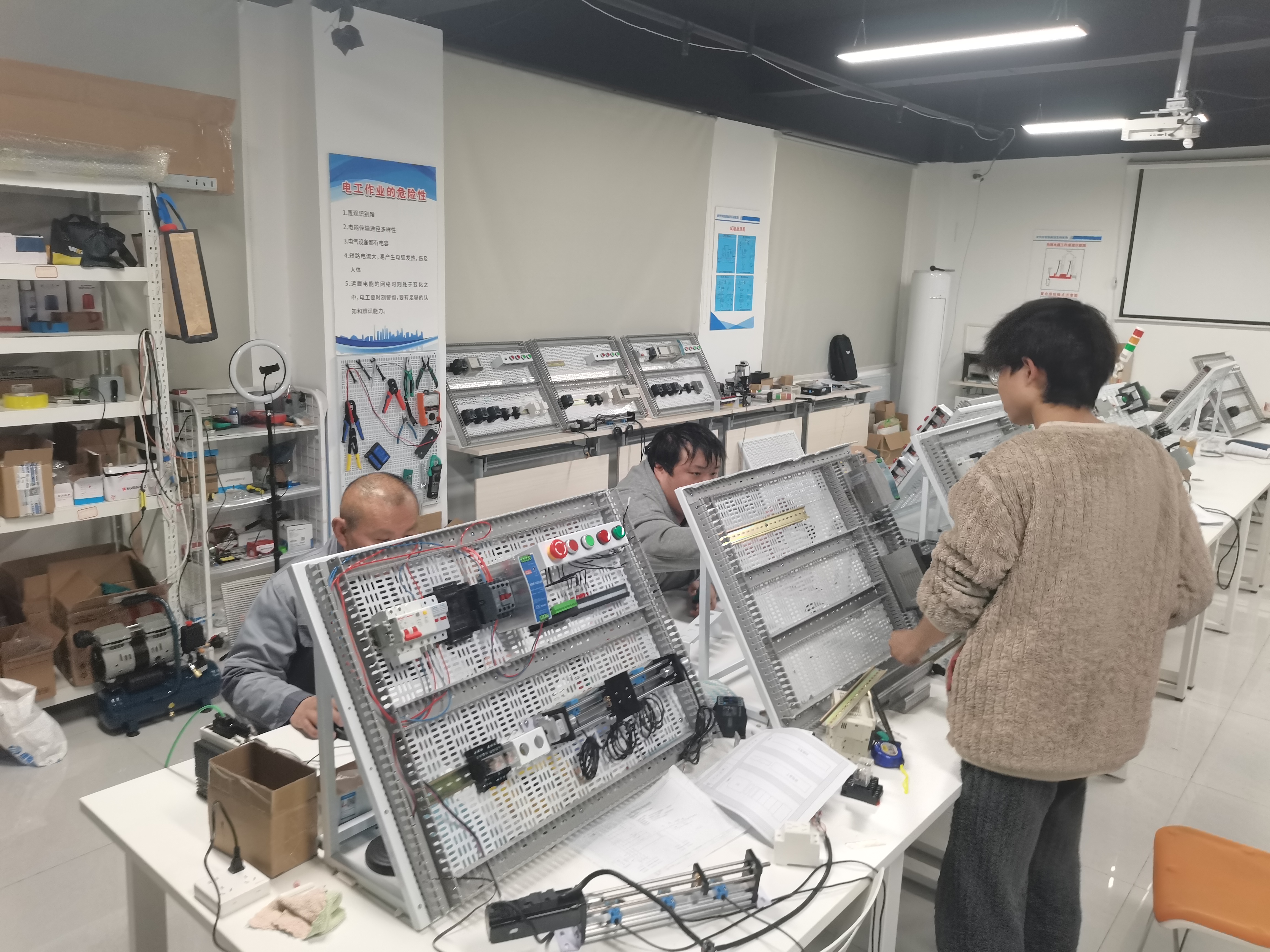 学员在高端智能制造实训平台上进行综合调试