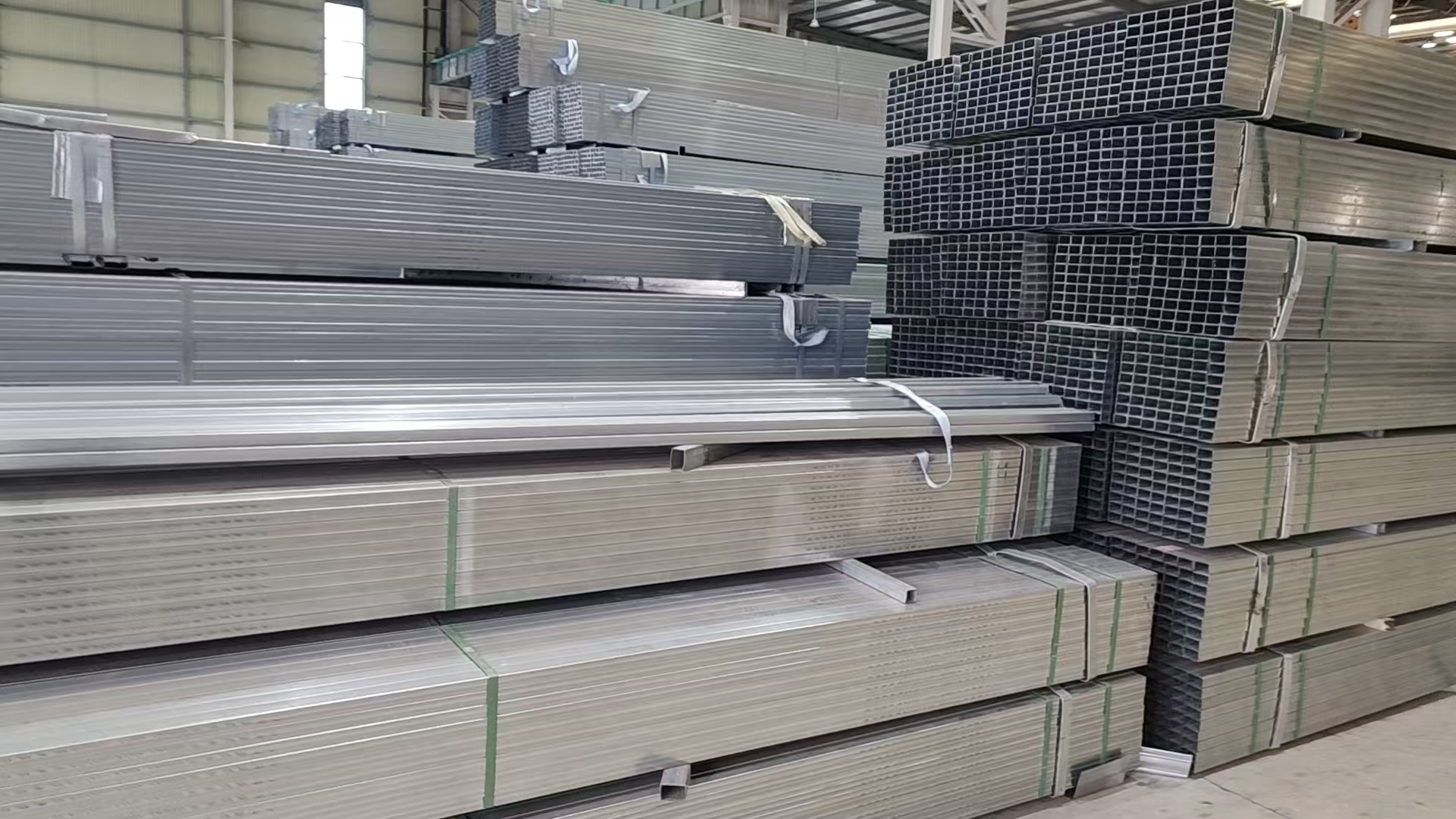 四川省感超越发商贸有限公司钢材仓储现场