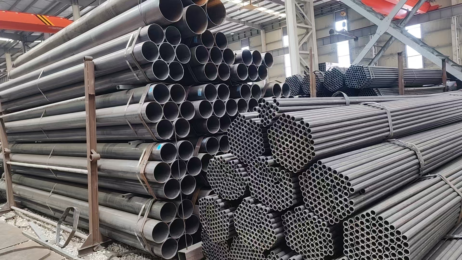 专业钢材加工设备正在作业