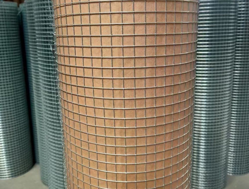 恒京网片生产车间实拍，展示标准化焊接生产线