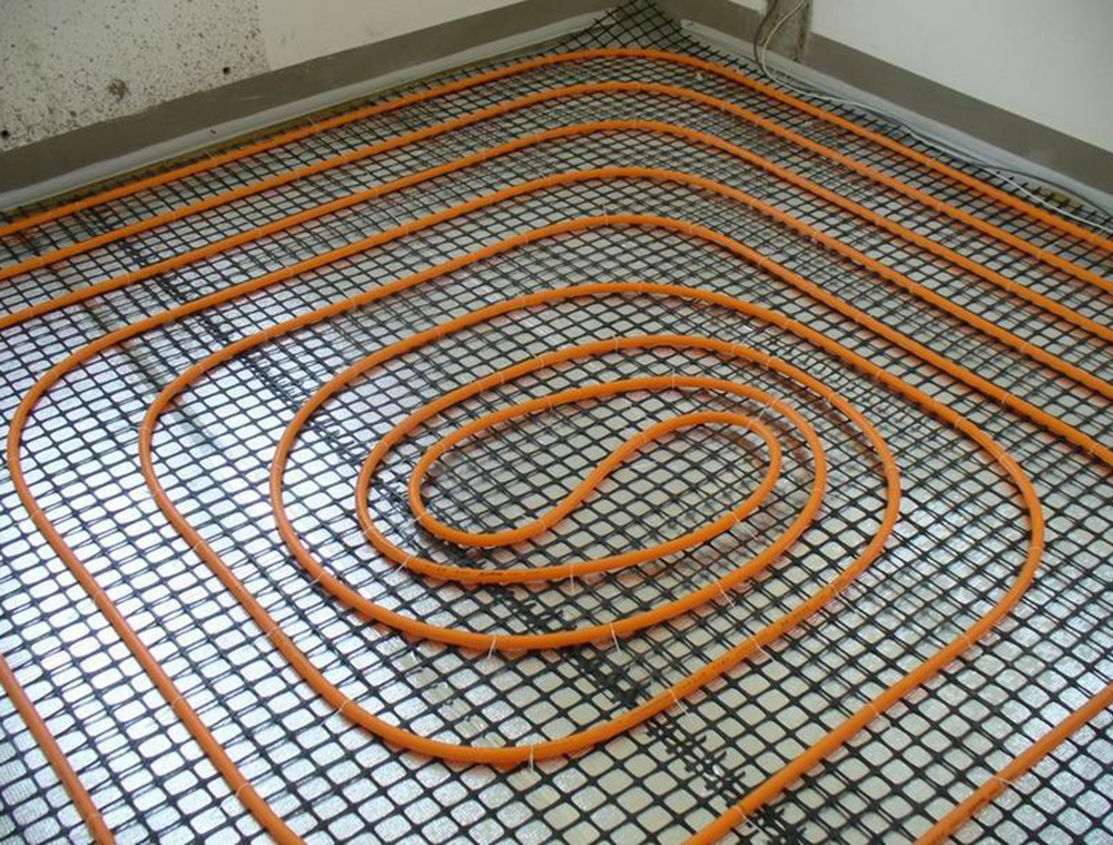 不同规格的恒京网片产品堆放整齐，体现其标准化管理与供货能力