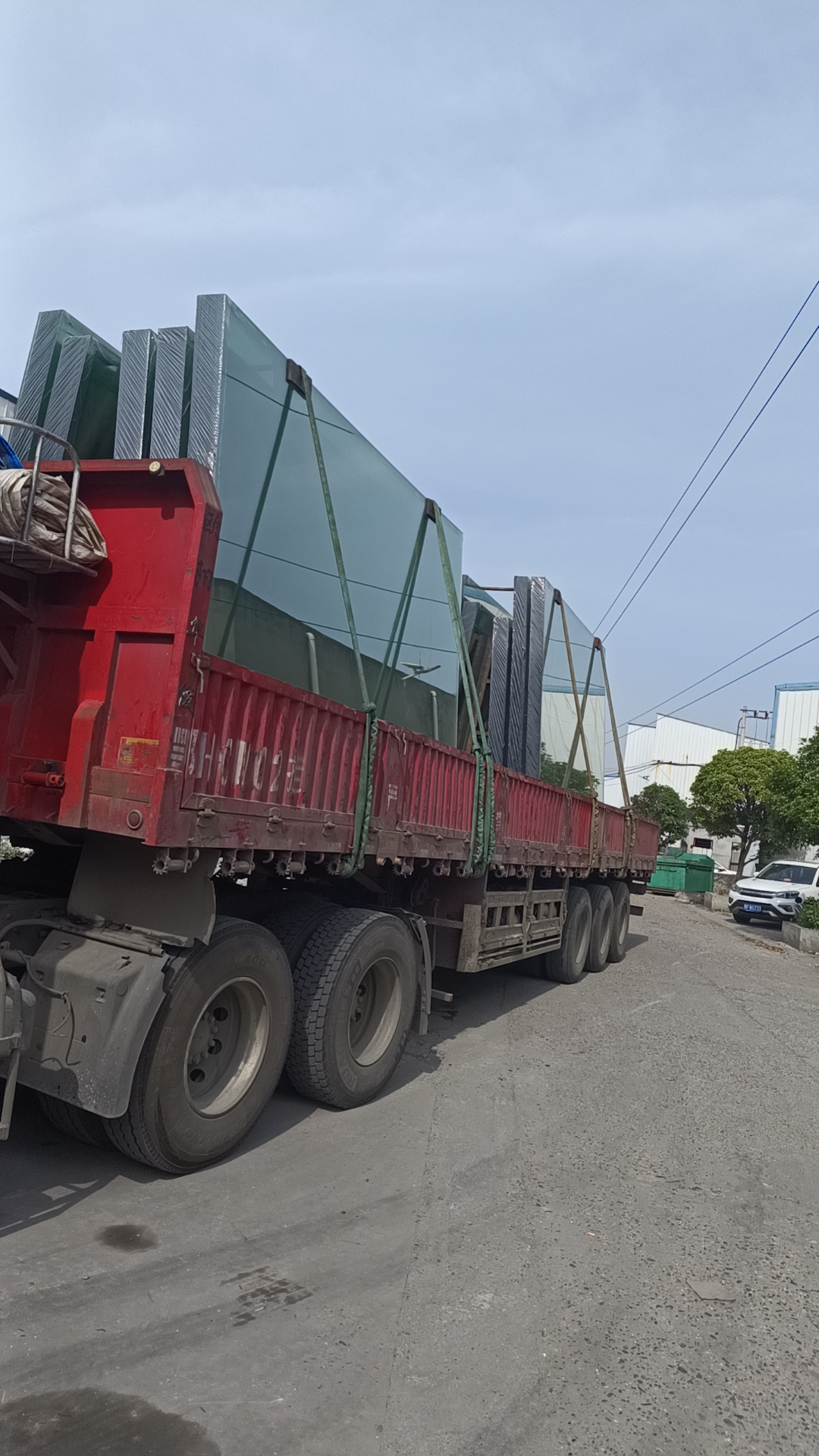 双宇伟业玻璃仓库一角,展示整齐码放的各类玻璃原片及深加工产品