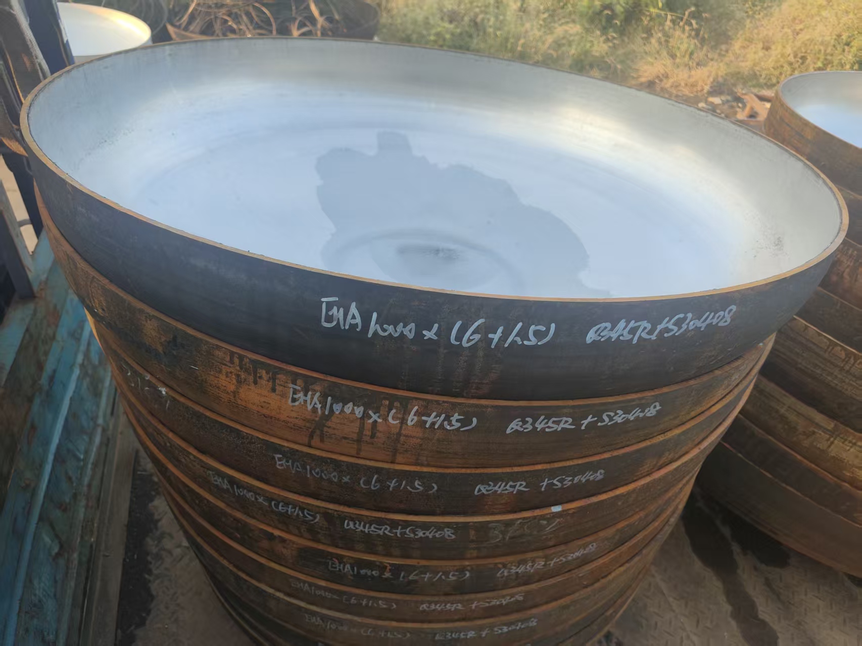 多种规格与材质的封头成品展示