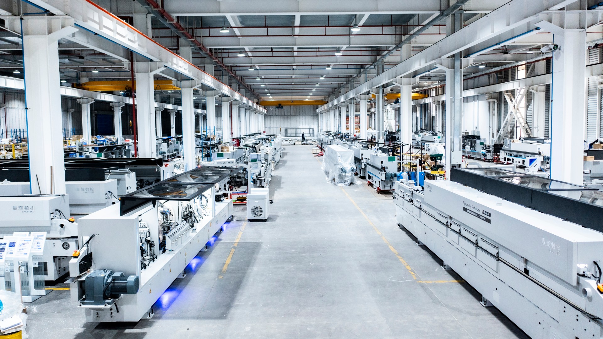 星辉肇庆工厂-封边机组装车间