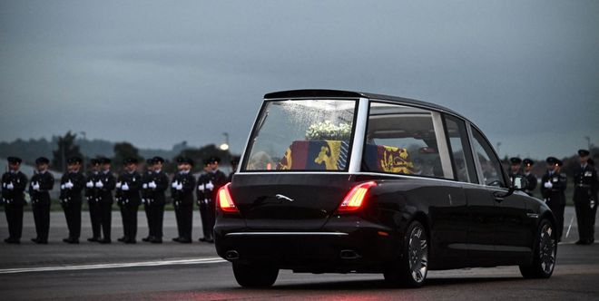 举例来说吧,英女王的灵车是英国皇室和捷豹公司一起设计的,灵车怎么了