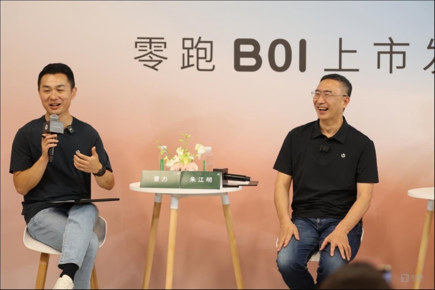零跑汽车创始人、董事长兼 CEO 朱江明（右）与零跑汽车高级副总裁曹力（左）