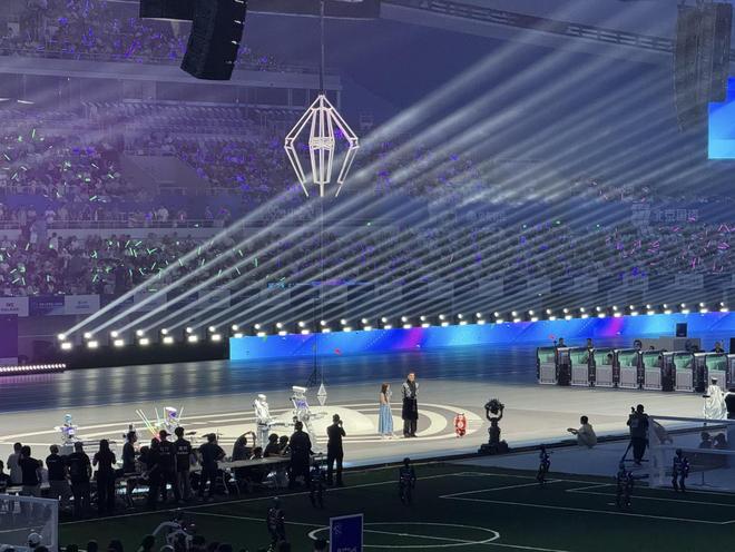 暴雨之下 1 万多人，500 个机器人燃爆全场，世界人形机器人运动会来了