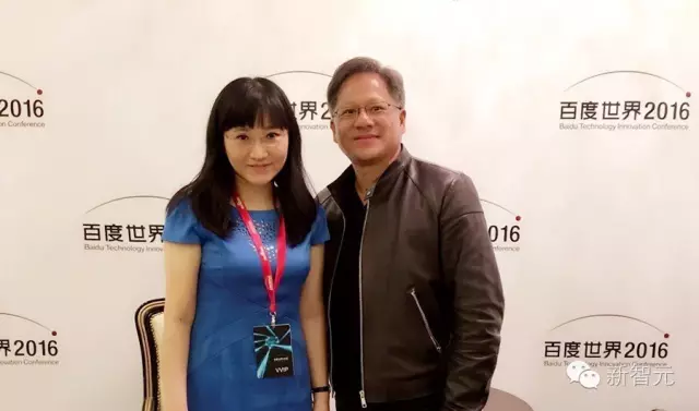 黄仁勋（右）接受新智元创始人杨静采访并合影