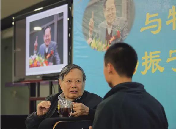 潘建伟饶毅等参加杨振宁先生追思会:他会成为天上一颗星星,在夜空中对我们微笑