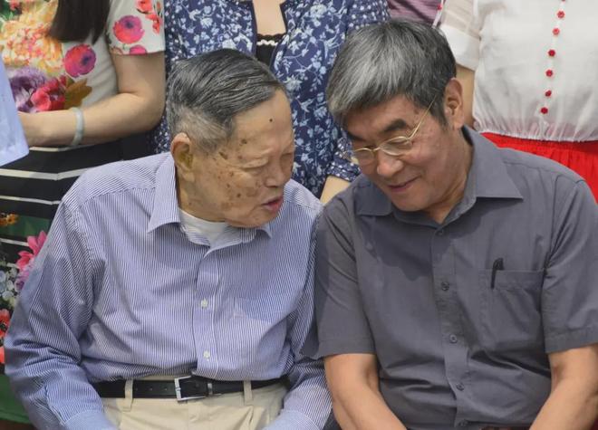 潘建伟饶毅等参加杨振宁先生追思会:他会成为天上一颗星星,在夜空中对我们微笑