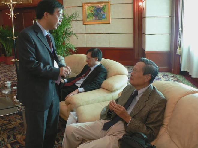 潘建伟饶毅等参加杨振宁先生追思会:他会成为天上一颗星星,在夜空中对我们微笑