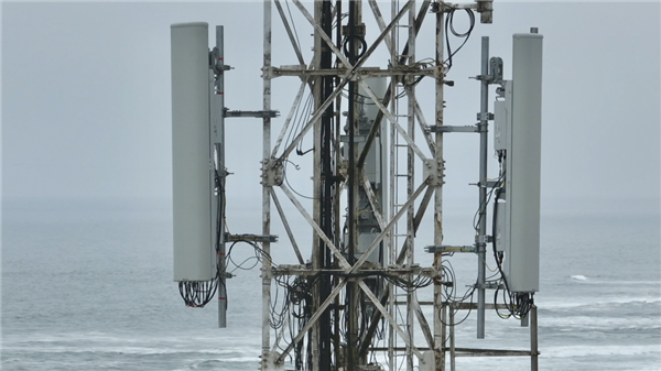 华为完成全球首个极简基站商用部署:功耗降 35%、信号提升 50%